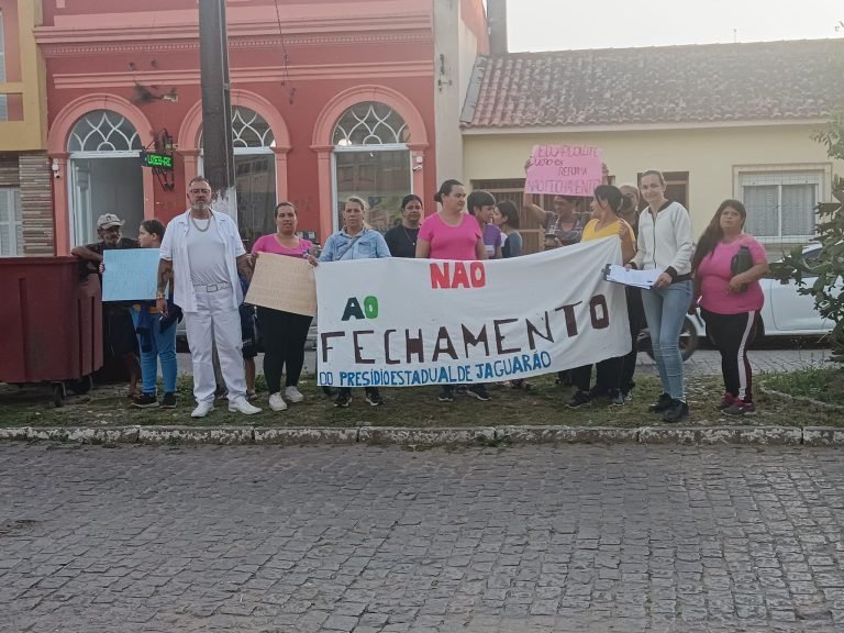 Manifestantes Realizam Protesto Pacífico Contra Desativação do Presídio de JaguarãoNeste momento, um grupo de manifestantes está reunido em frente à Câmara Municipal de Jaguarão, realizando um ato p...