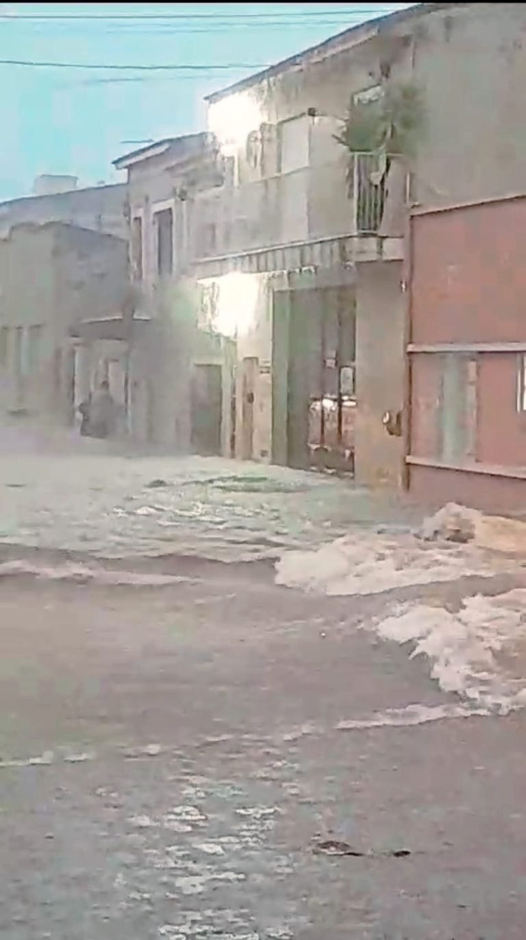 Forte volume de chuva causa alagamentos em JaguarãoNa tarde de hoje, Jaguarão enfrentou fortes volumes de chuva que resultaram em alagamentos no centro da cidade e em diversos bairros. Em apenas  50...