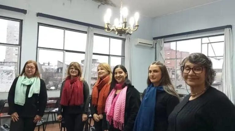 CORO CALÉNDULAS estará  presente no IV Jaguar In CorosCoral Caléndulas é o primeiro Coro de Mulheres da cidade de Melo.
Formado por doze mulheres  o coral que ensaia há mais de um ano, possui no se...