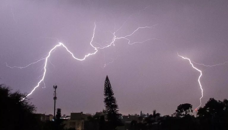 Baixa pressão trará temporais com risco de vendavais e granizo