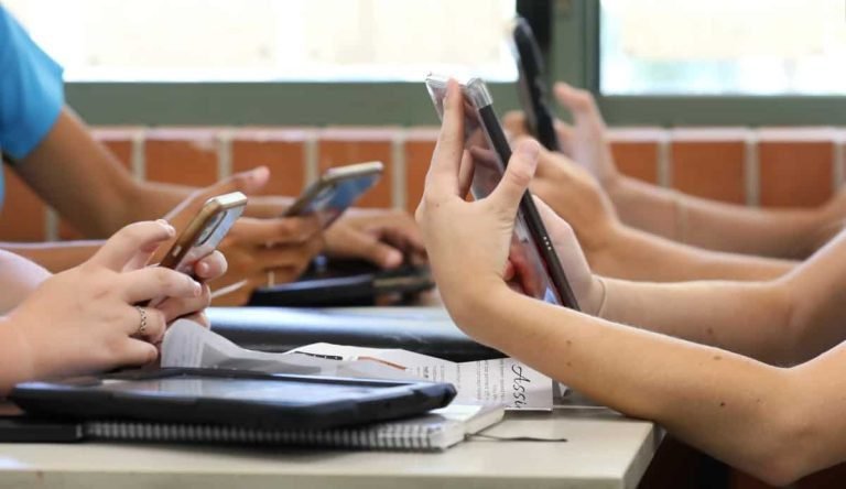 Celular proibido na sala de aula? Entenda o projeto de lei aprovado na Câmara dos Deputados